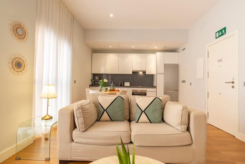 TV and multimedia, Kitchen or kitchenette, Living room, Seating area, Dining area, microwave, oven, stove, air conditioner