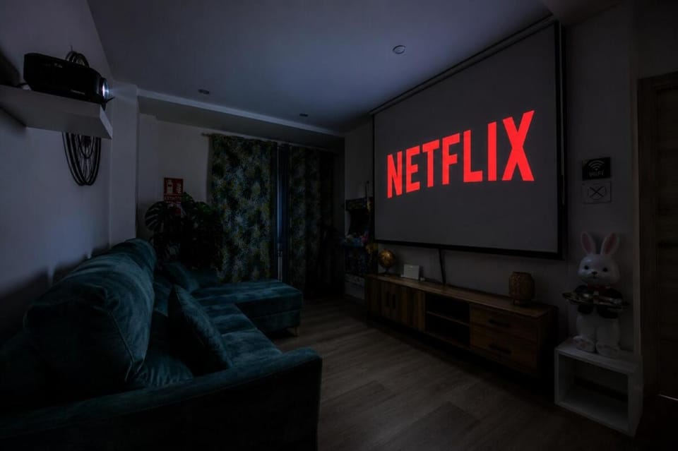Communal lounge/ TV room, Living room, Evening entertainment