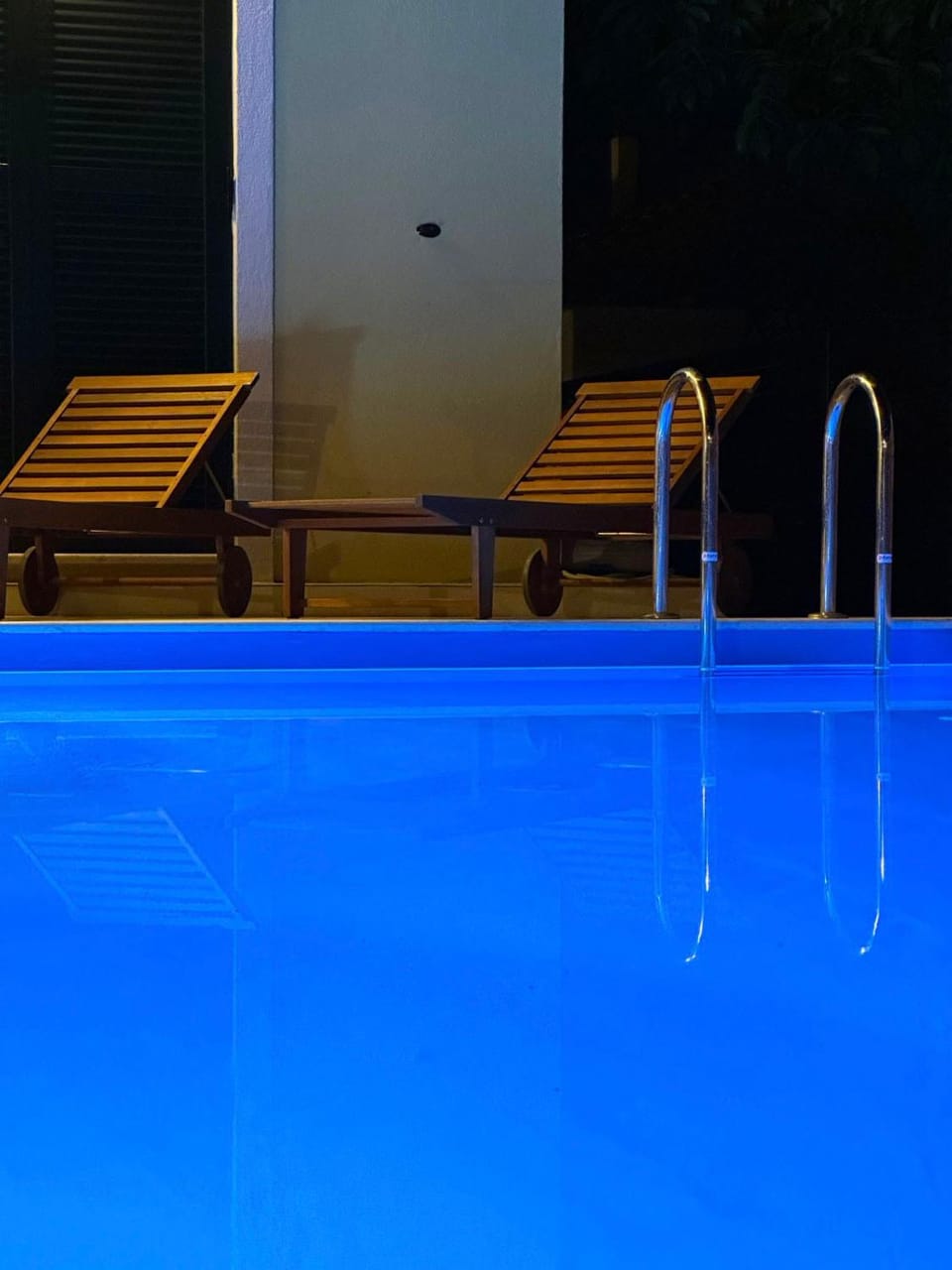Swimming pool, sunbed