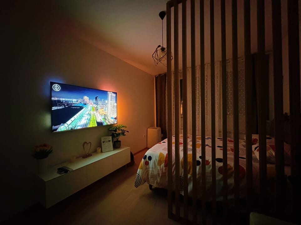 Bed, TV and multimedia, Evening entertainment, Bedroom
