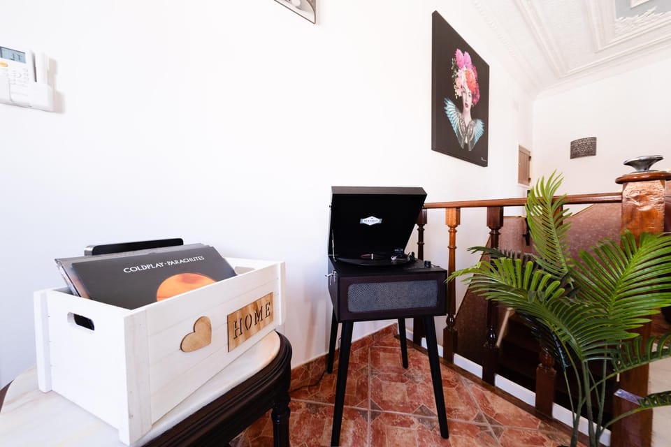 Lounge or bar, Evening entertainment, Entertainment, locker