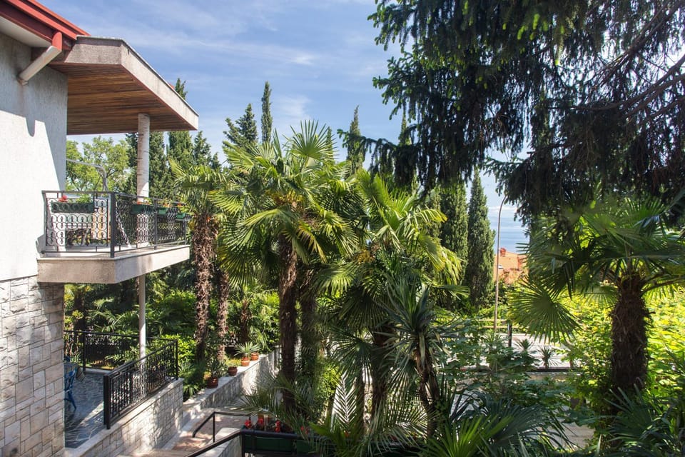 Property building, Neighbourhood, Garden view, Street view, Area and facilities