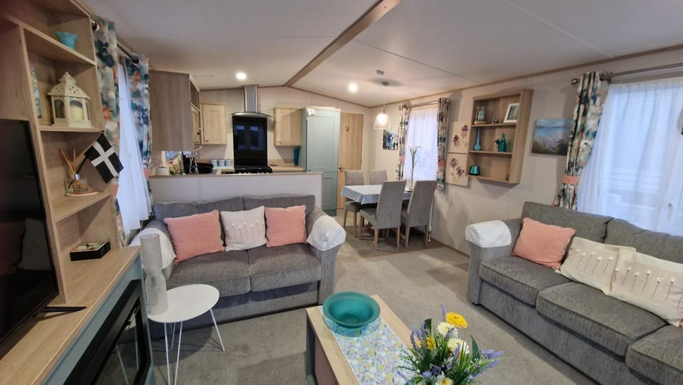 TV and multimedia, Kitchen or kitchenette, Living room, Seating area, Dining area