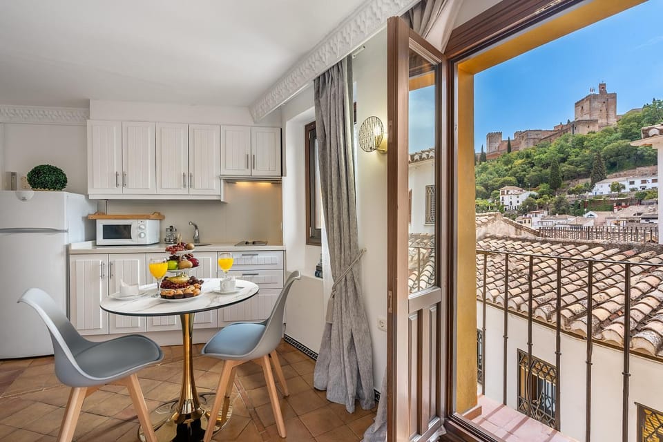 View (from property/room), Balcony/Terrace, Dining area, City view