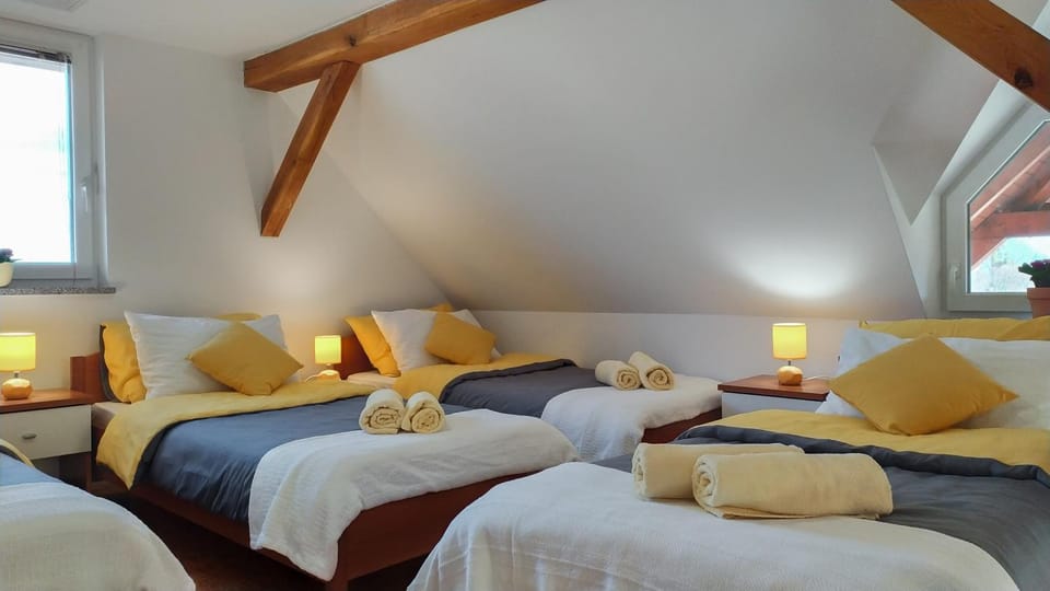 Bed, Bedroom, towels