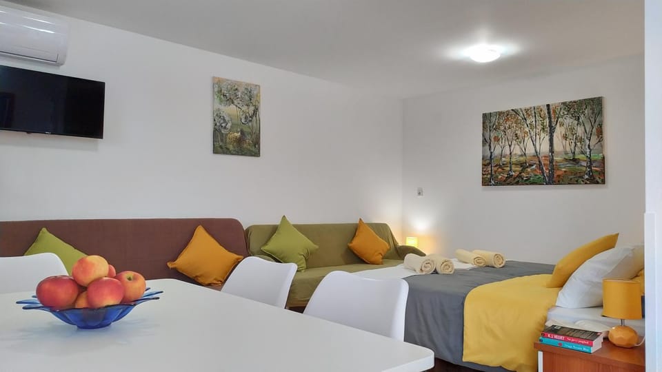 Bed, TV and multimedia, Living room, Seating area, Bedroom, Time of day, towels, air conditioner