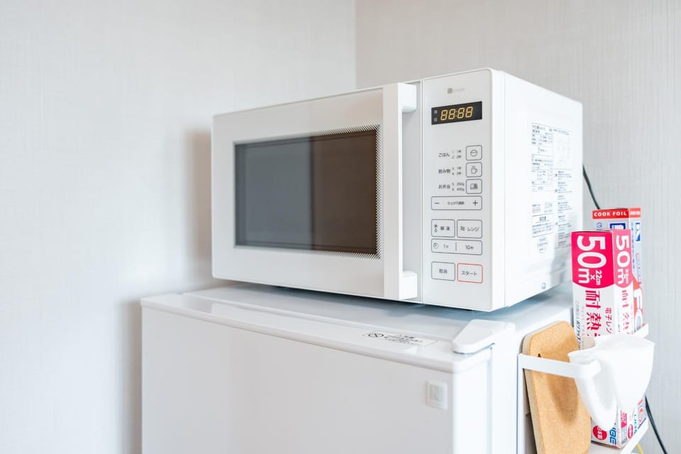 Kitchen or kitchenette, minibar