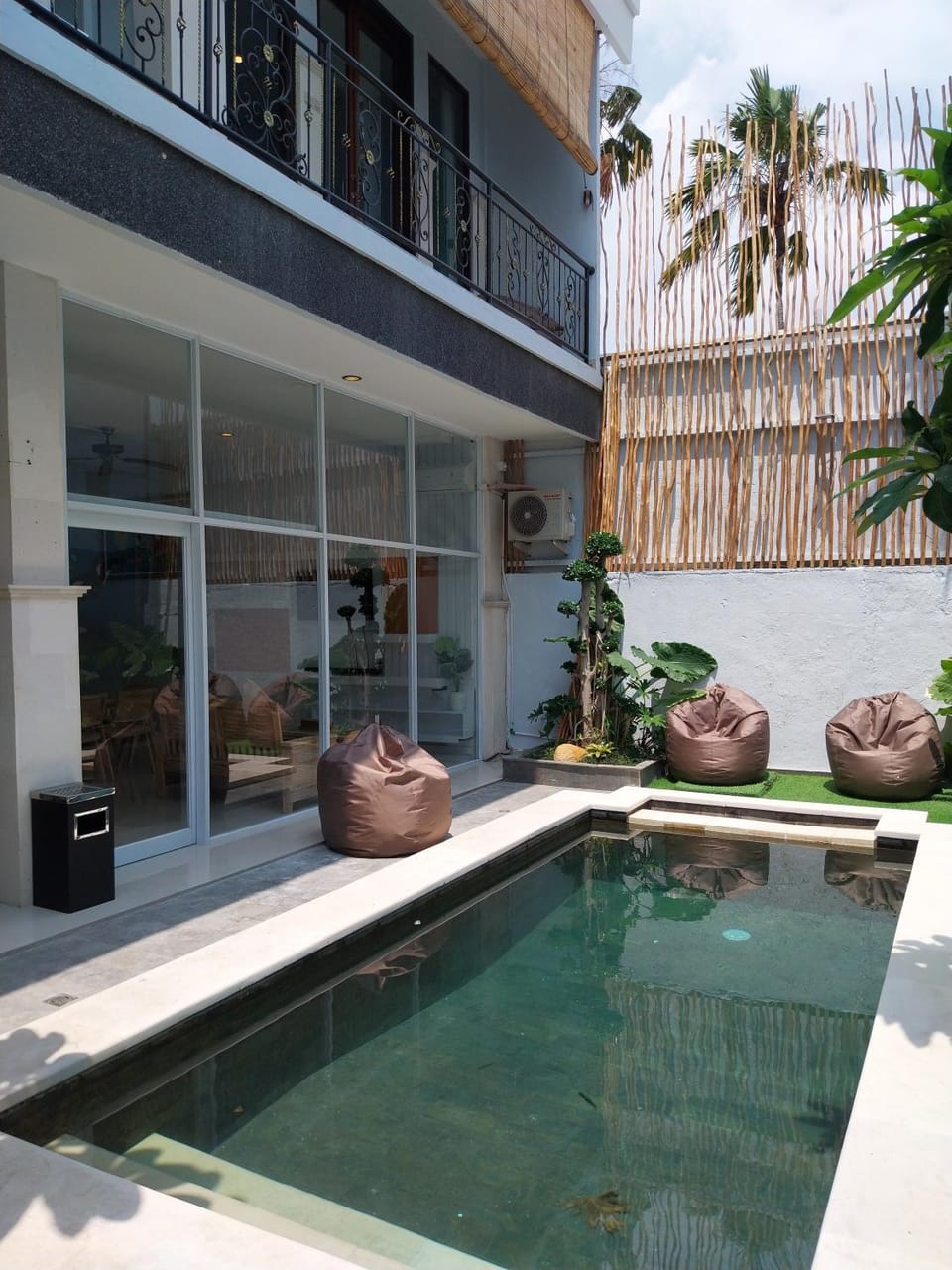Patio, Swimming pool, sunbed
