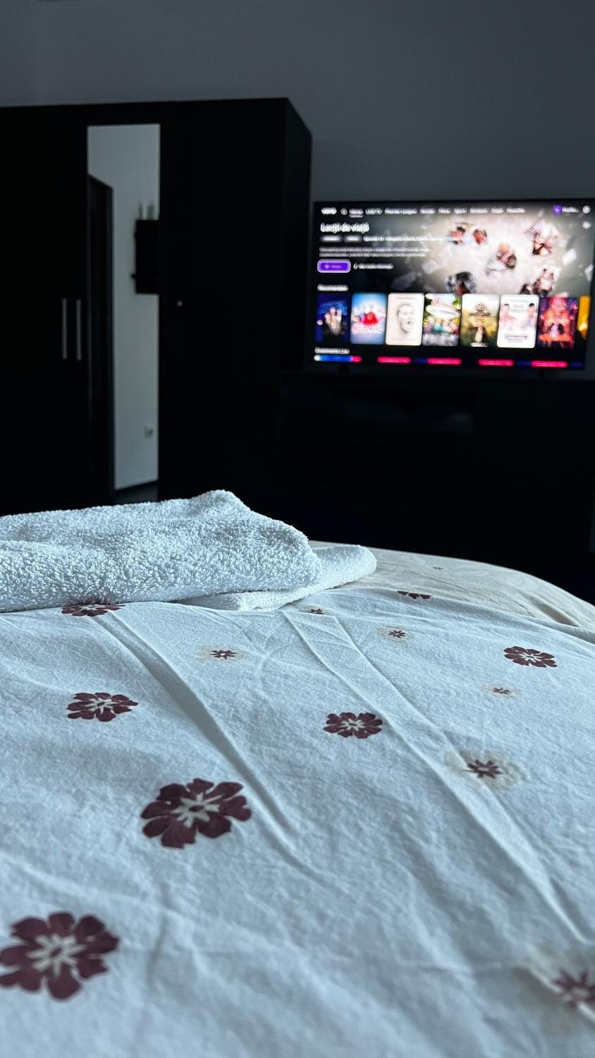 Bed, TV and multimedia, Photo of the whole room, Evening entertainment, Bedroom