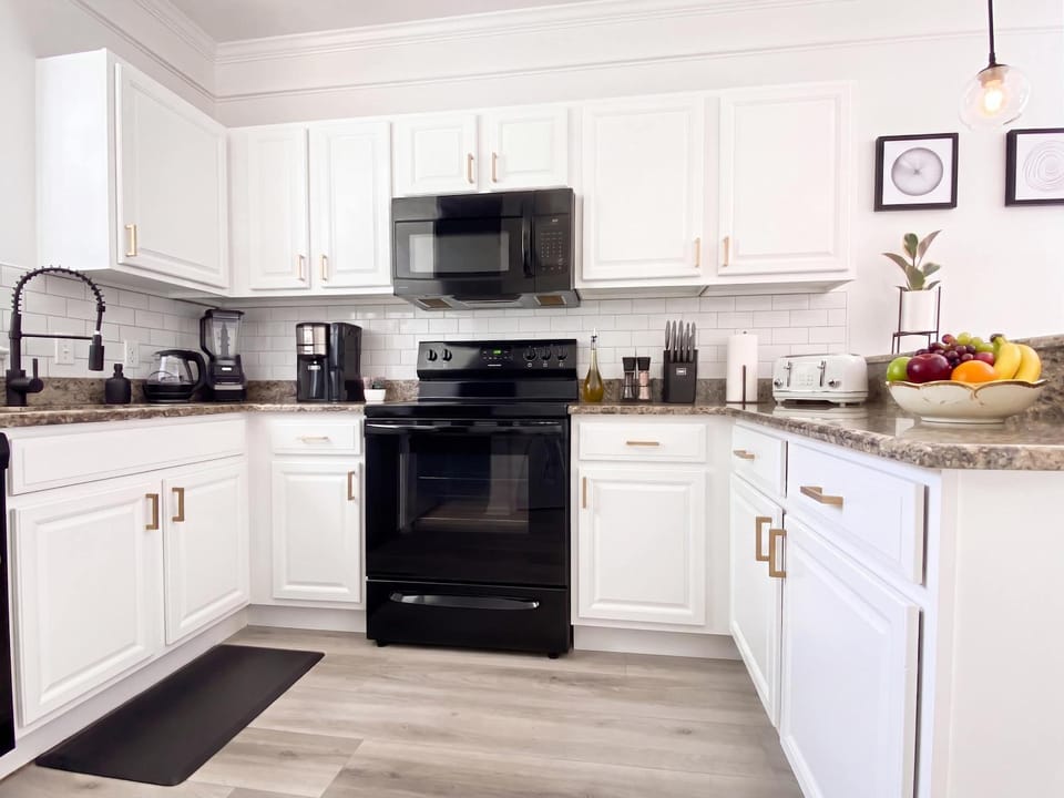 Sanctuary at Oaks - Full Kitchen , Near I75 House in Gainesville