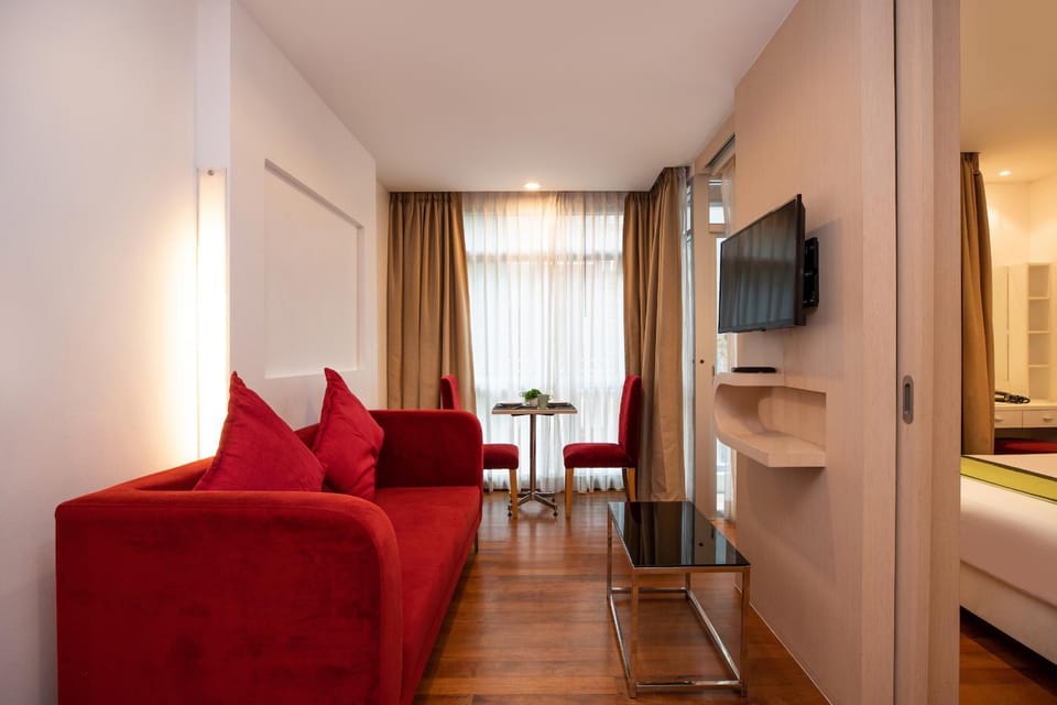 Communal lounge/ TV room, Bed, TV and multimedia, Living room, Photo of the whole room, Seating area, Evening entertainment, Bedroom