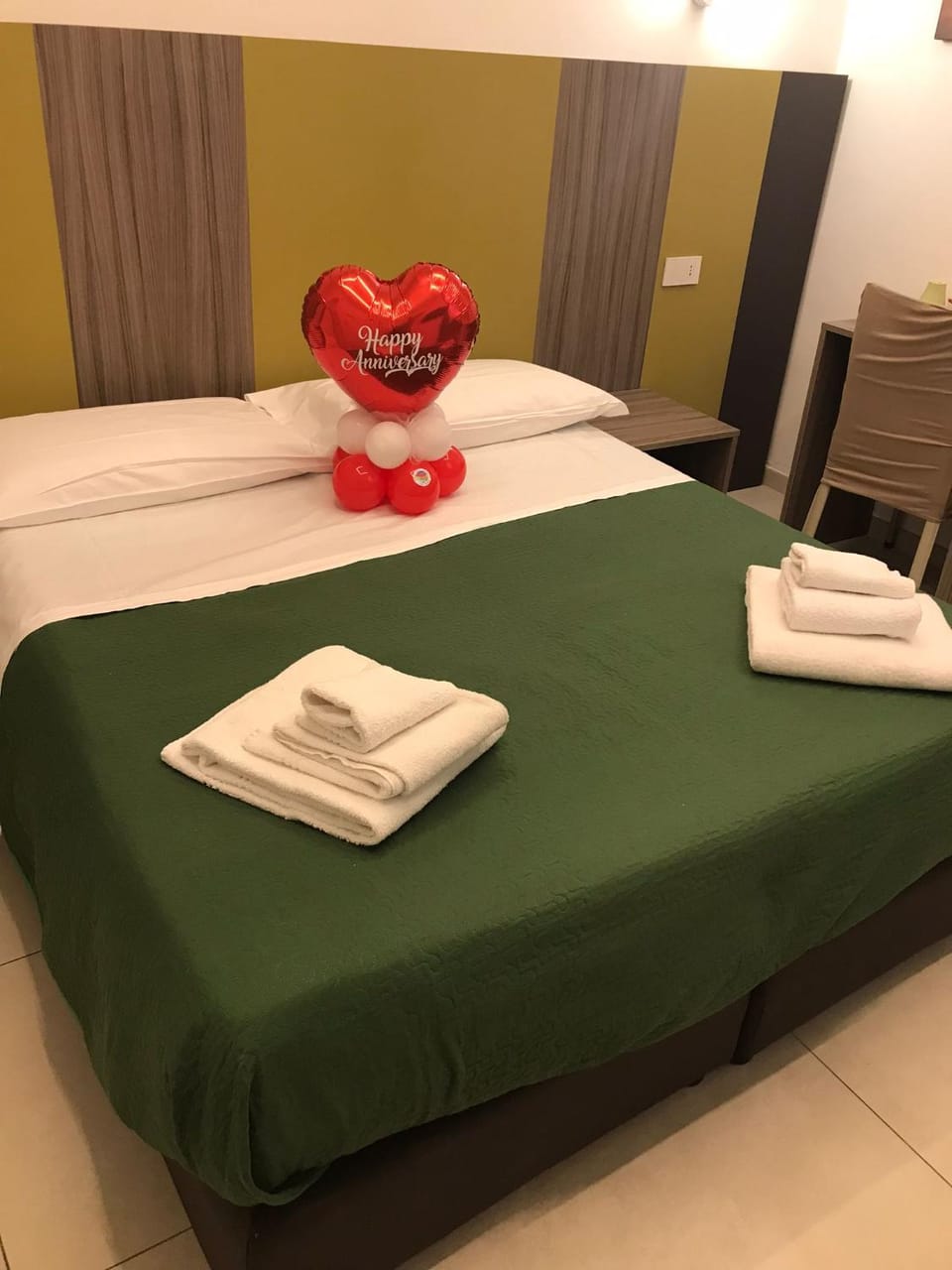Bed, Bedroom, towels