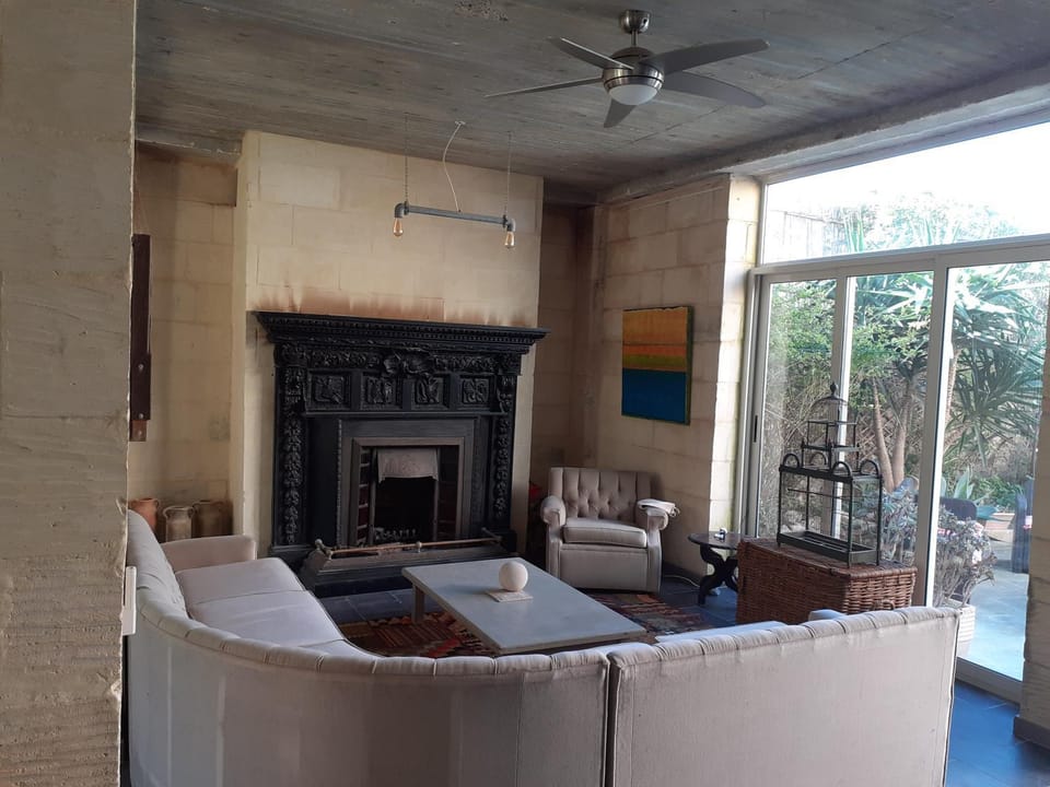 Seating area, fireplace