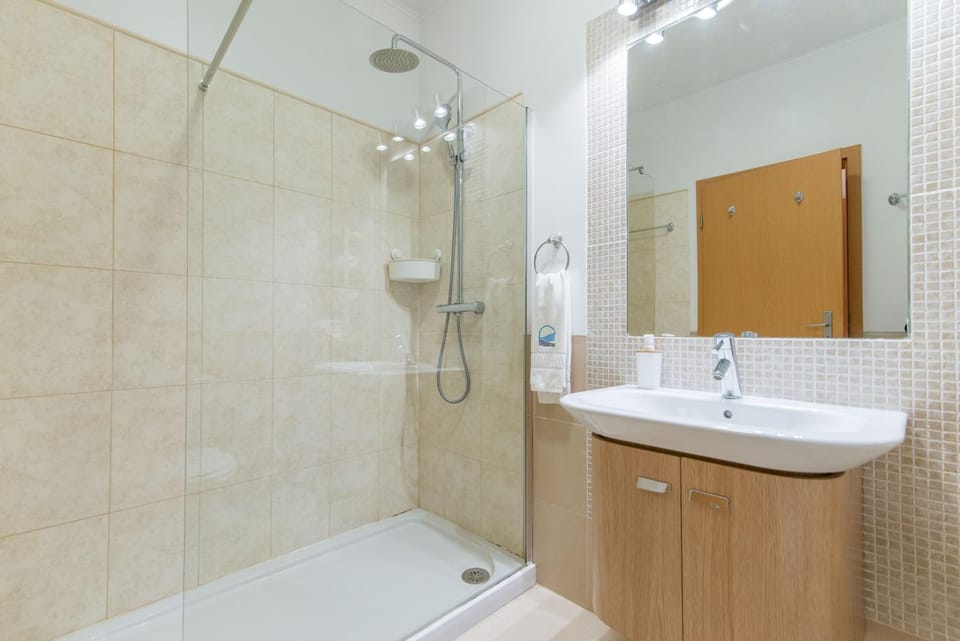 Shower, Bathroom, towels
