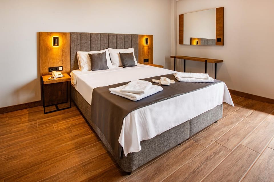 Bed, Bedroom, towels