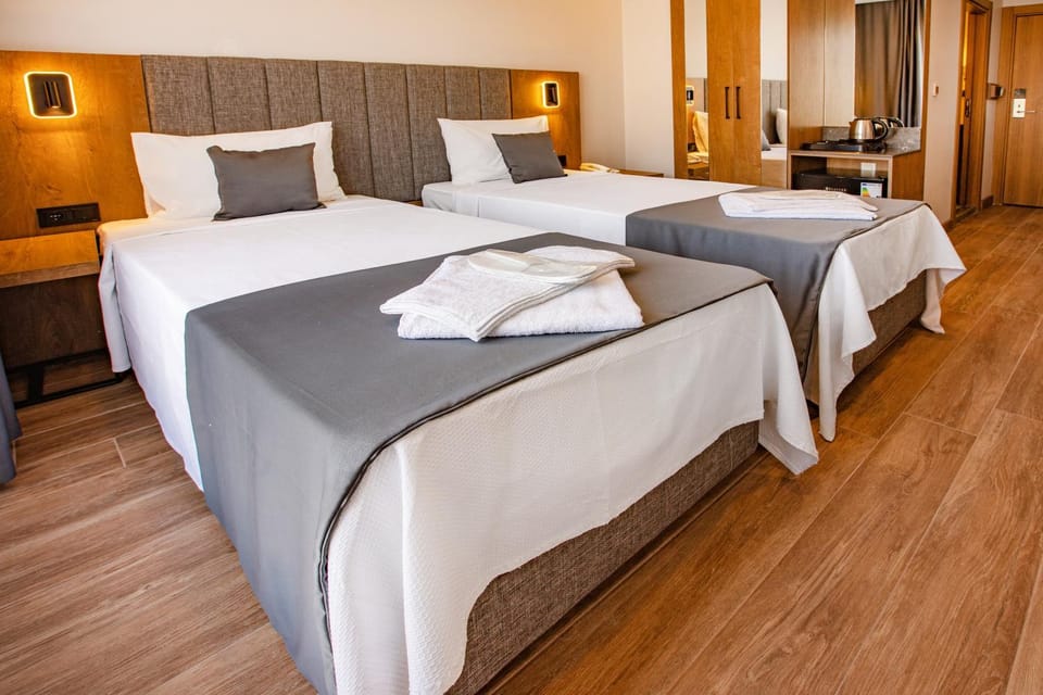 Bed, Photo of the whole room, Bedroom, towels