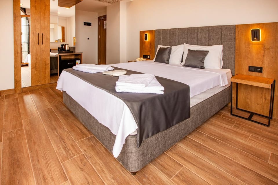 Bed, Bedroom, towels, wardrobe