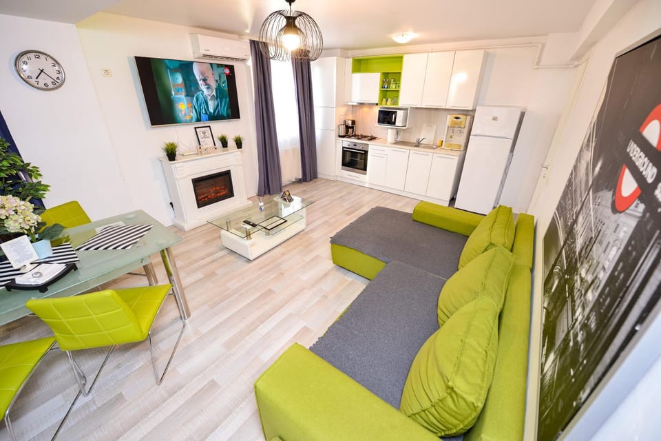 TV and multimedia, Kitchen or kitchenette, Living room, Seating area, Dining area