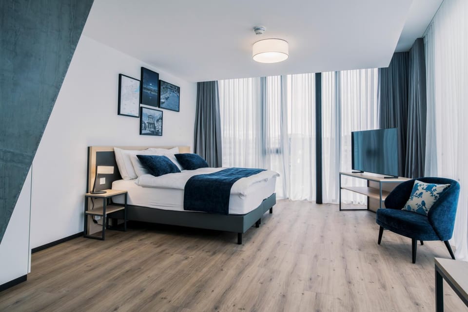 Photo of the whole room, Bedroom