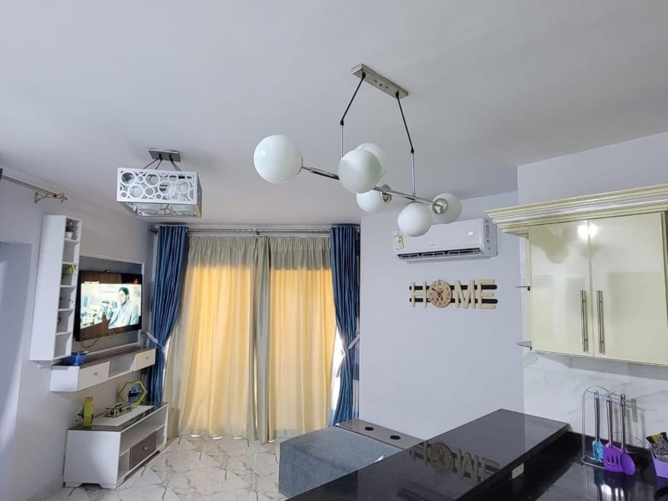 Communal lounge/ TV room, TV and multimedia, minibar, air conditioner