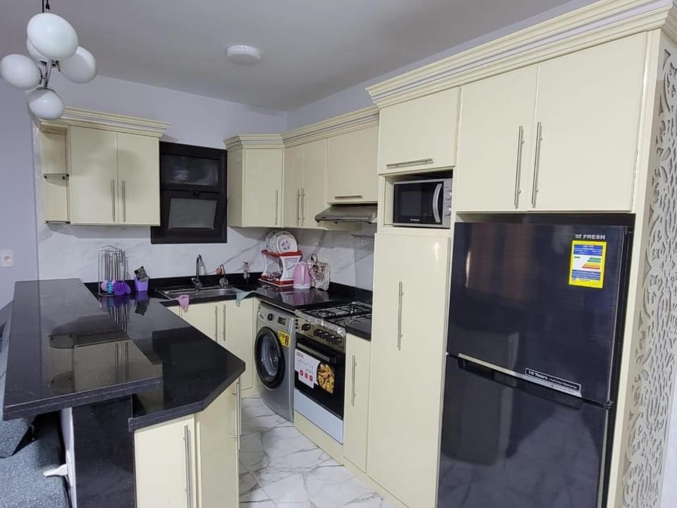 Kitchen or kitchenette, minibar, stove