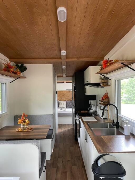 Kitchen or kitchenette, Dining area, pet friendly, stove