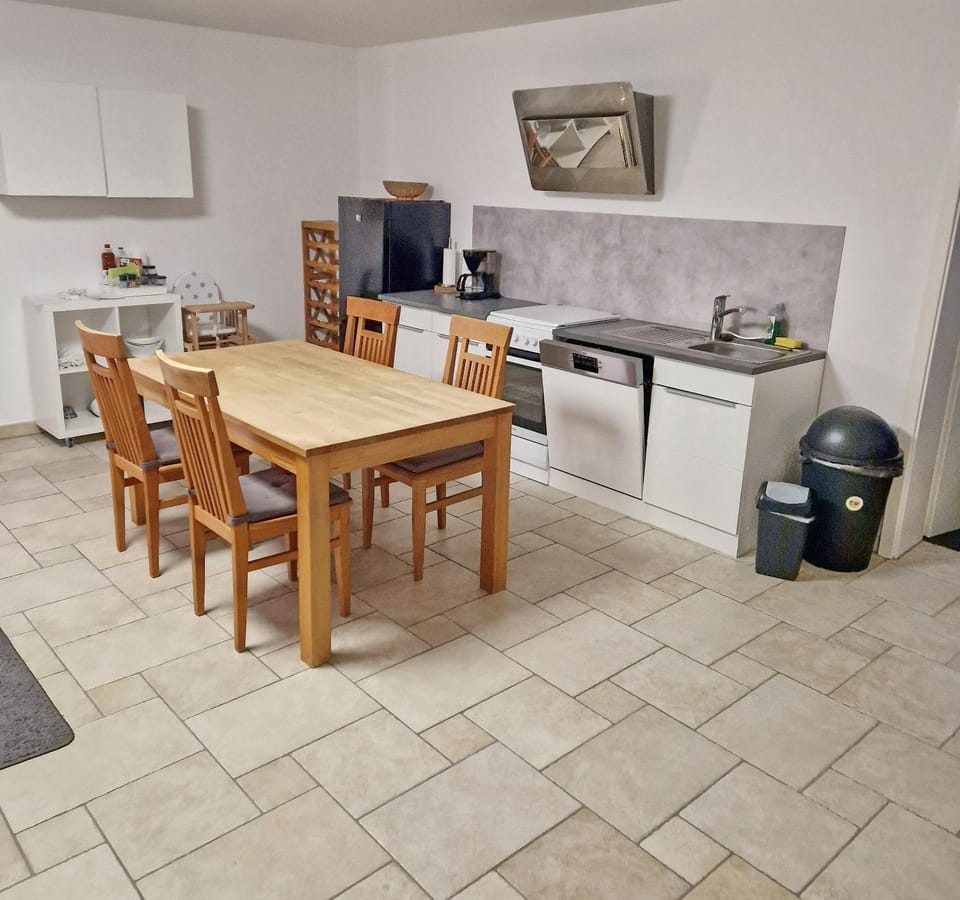 Kitchen or kitchenette, Dining area, pet friendly, stove