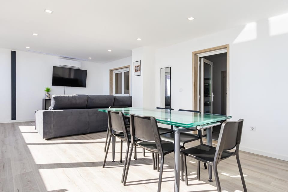 TV and multimedia, Living room, Seating area, Dining area