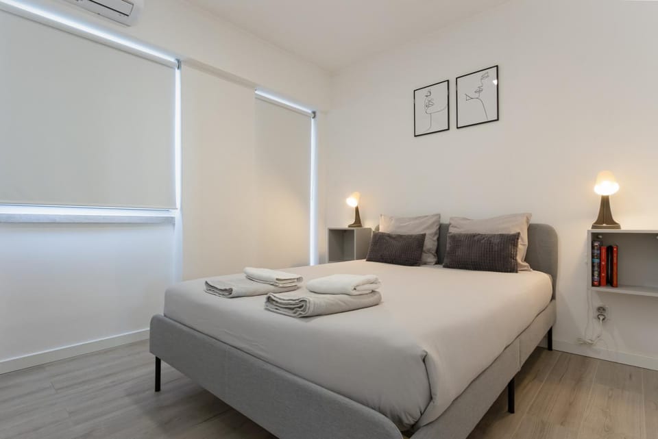 Bed, Bedroom, towels, air conditioner