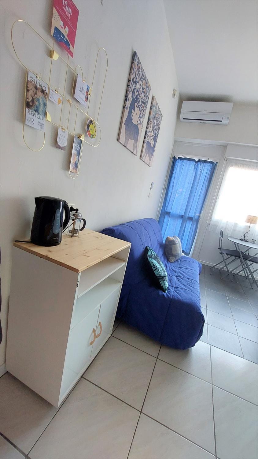 Seating area, air conditioner
