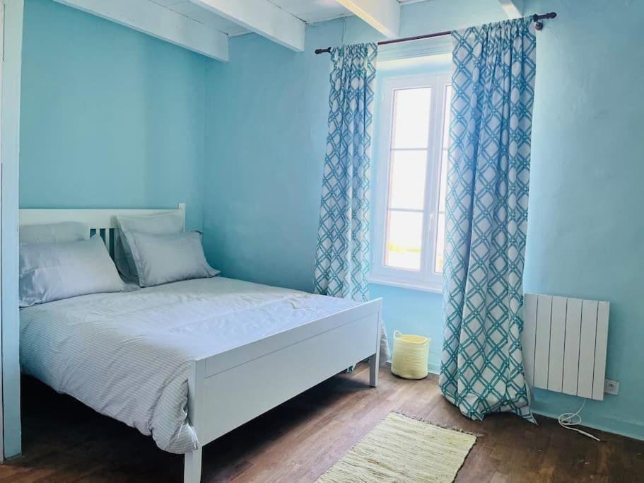 Bed, Photo of the whole room, Bedroom, internet