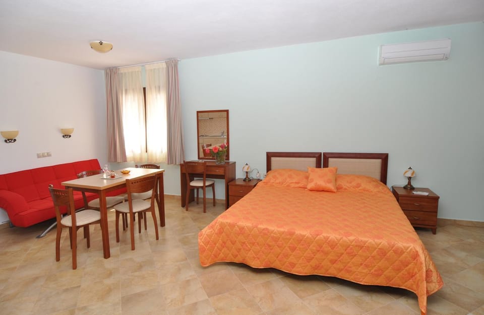 Day, Photo of the whole room