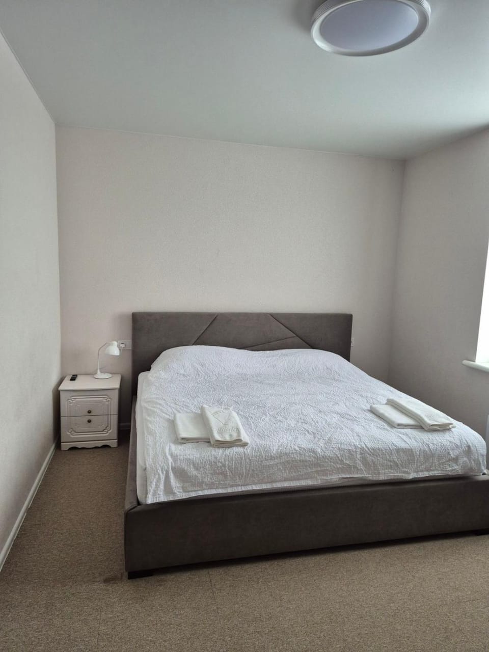Bed, air conditioner