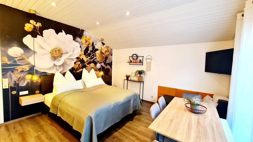 Bed, TV and multimedia, Photo of the whole room, Decorative detail, Bedroom, hair dresser