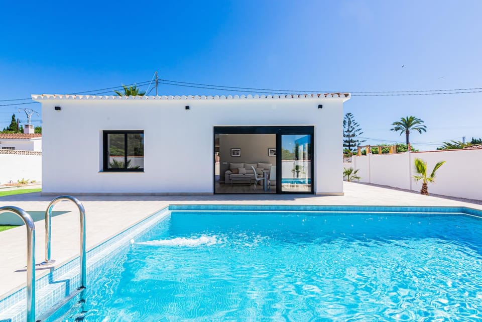 Property building, Day, Pool view, Swimming pool, Swimming pool