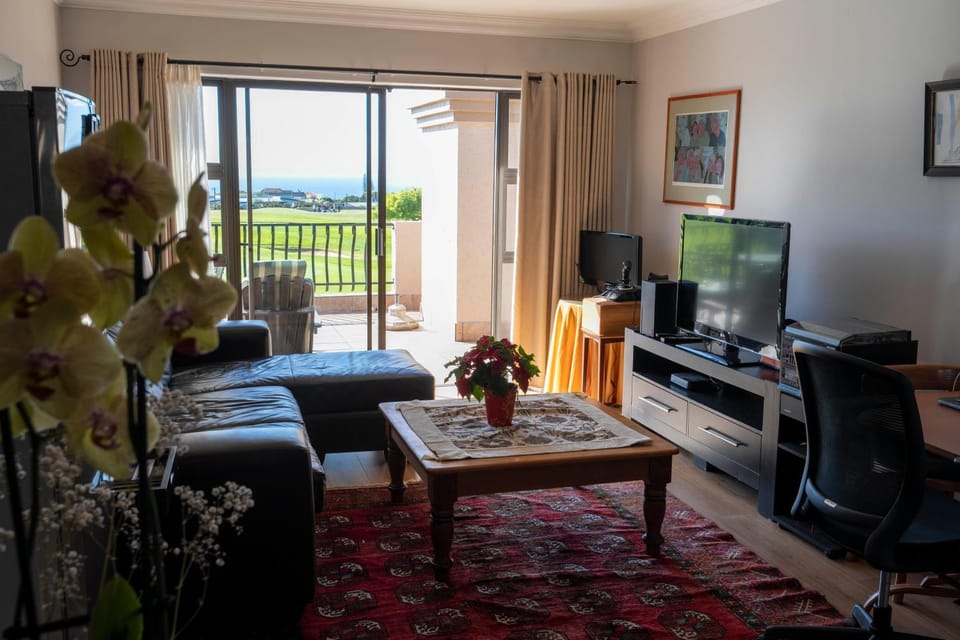 Communal lounge/ TV room, TV and multimedia, Living room, Seating area, Dining area, Evening entertainment