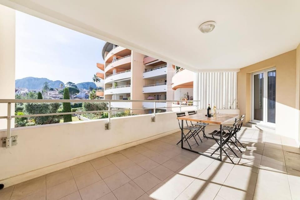 View (from property/room), Balcony/Terrace, Dining area, Garden view, Landmark view, Mountain view