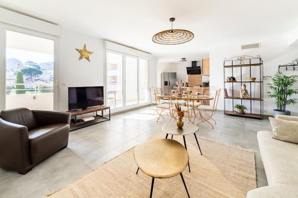 Property building, TV and multimedia, Kitchen or kitchenette, Living room, Seating area, Garden view