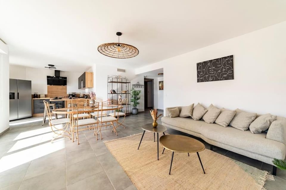 Kitchen or kitchenette, Living room, Seating area, Dining area, minibar, pet friendly