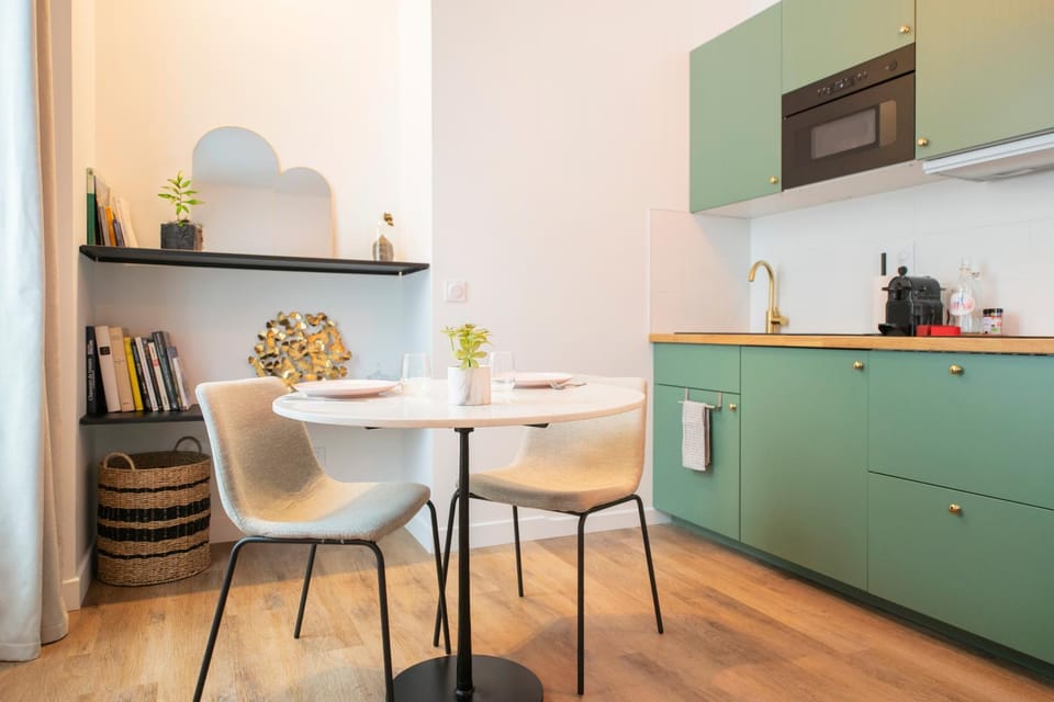 Kitchen or kitchenette, Dining area