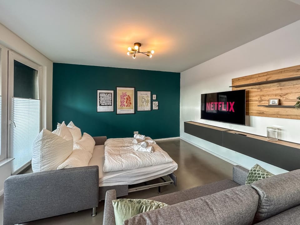 Bed, TV and multimedia, Living room, Photo of the whole room, Seating area