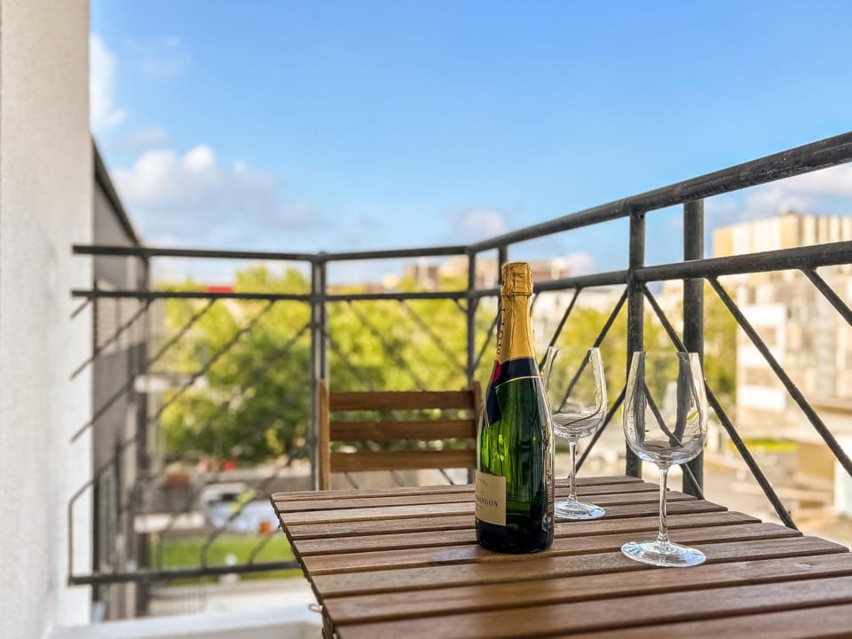 Patio, Day, View (from property/room), Balcony/Terrace, Food and drinks, Dining area, Drinks, Alcoholic drinks