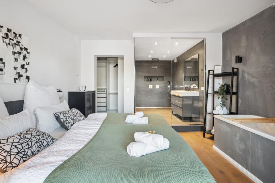 Bed, Living room, Photo of the whole room, Seating area, Bedroom, Bath, towels