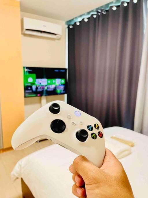 One Uptown 2-bed 1BR w/XBOX, Netflix in BGC Apartment in Makati
