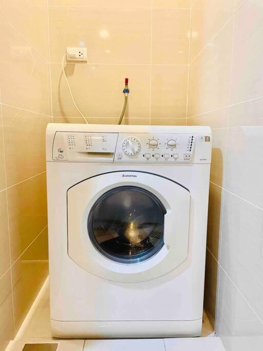 One Uptown 2-bed 1BR w/XBOX, Netflix in BGC Apartment in Makati