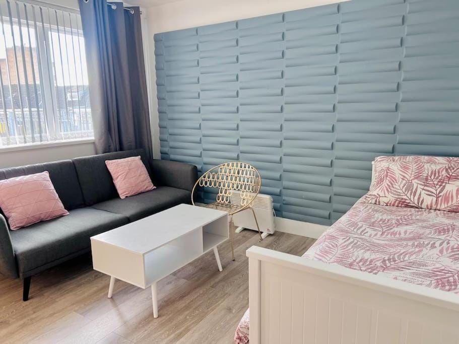 Bed, Living room, Photo of the whole room, Seating area, Bedroom