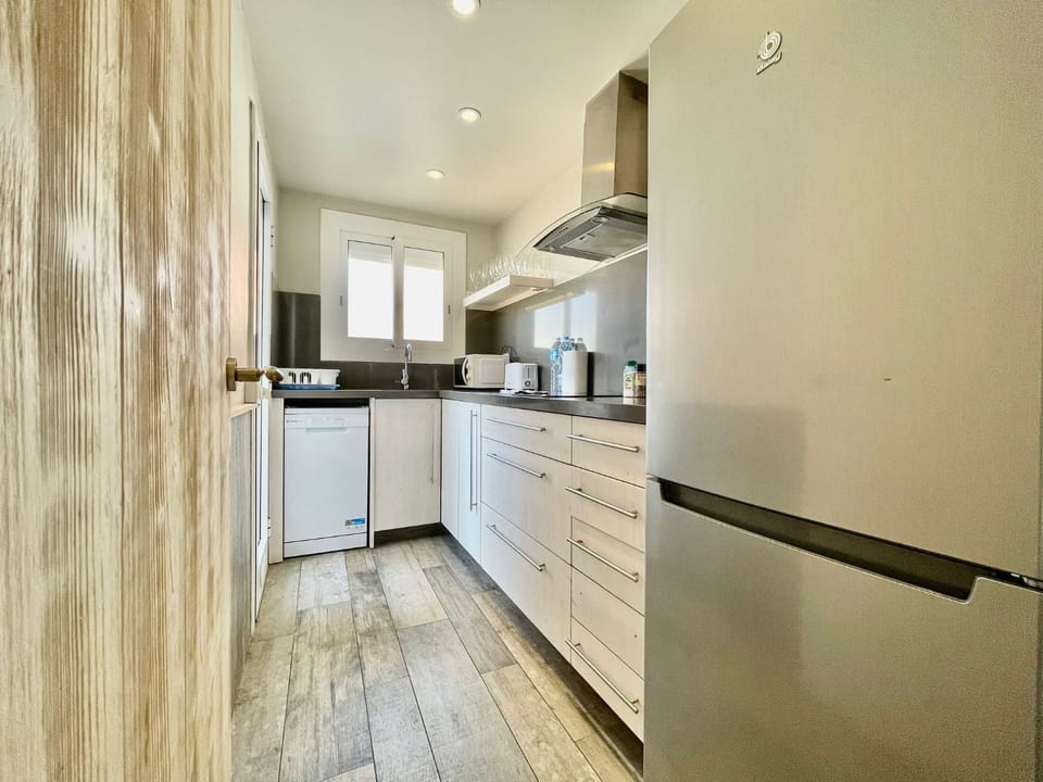 Kitchen or kitchenette, dishwasher, stove