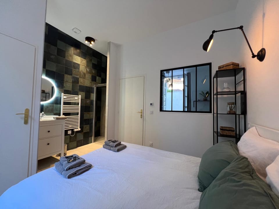 Bed, Bathroom, Photo of the whole room, Bedroom, towels