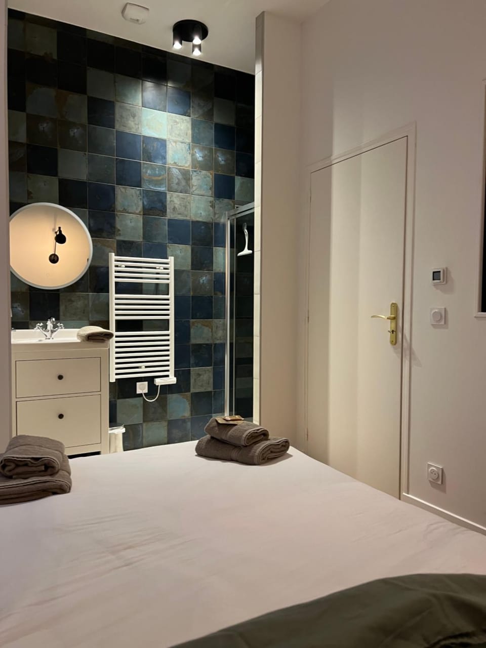 Bed, Bathroom, Photo of the whole room, Bedroom, towels