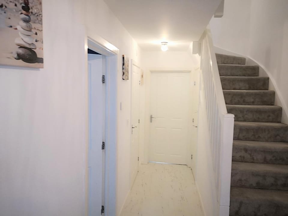 Deluxe 5 bedroom house in Harrow, Parking, 25mins to Central London Apartment in Harrow